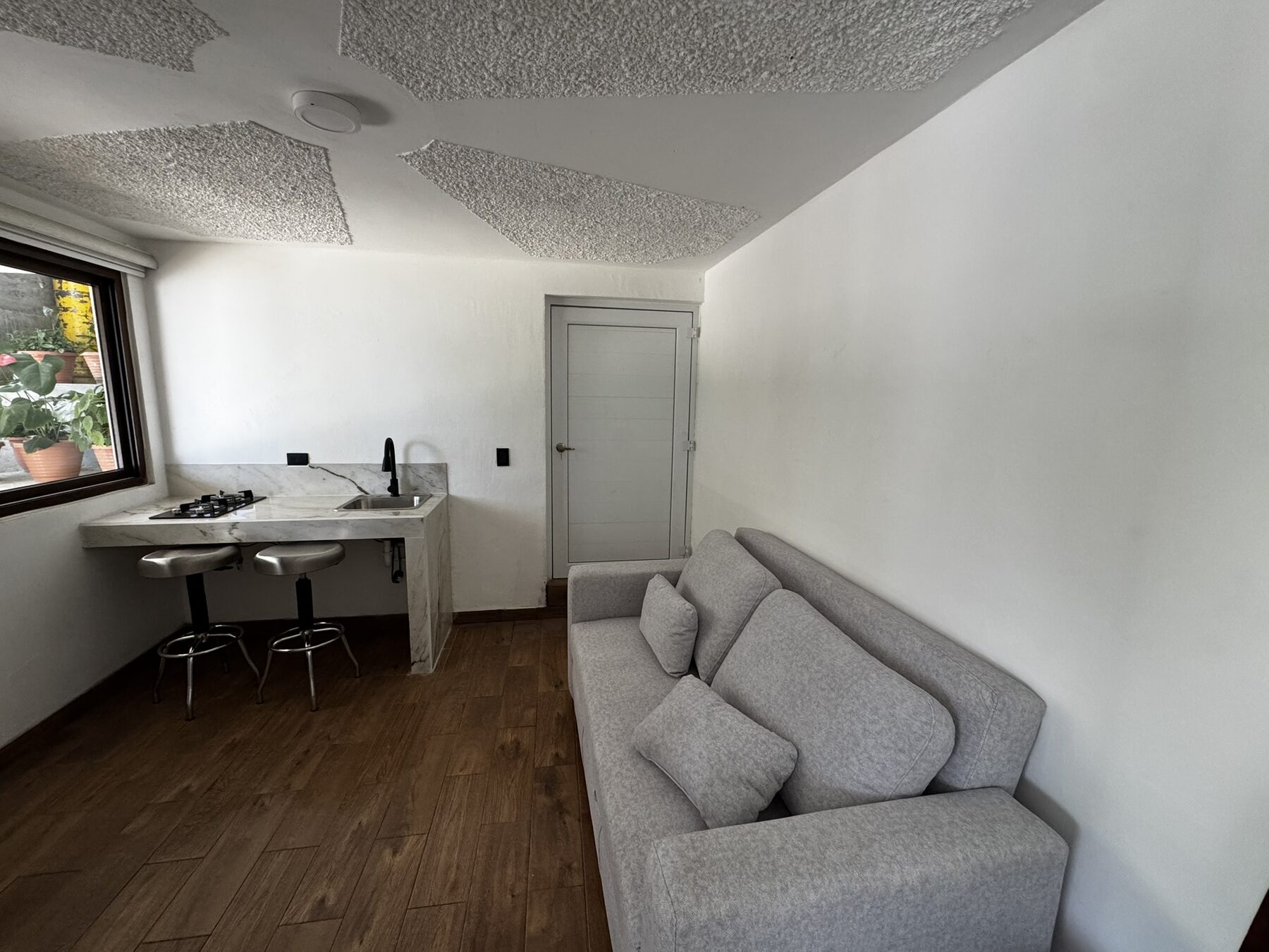 Volcán Tolimán studio kitchenette and living area